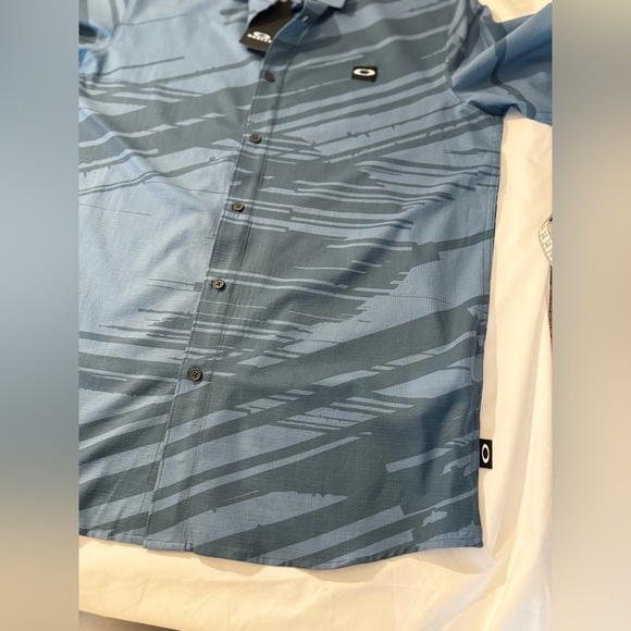 Oakley NEW WITH TAGS Men’s Tempo Print Button Down Shirt Size Medium - Picture 12 of 17